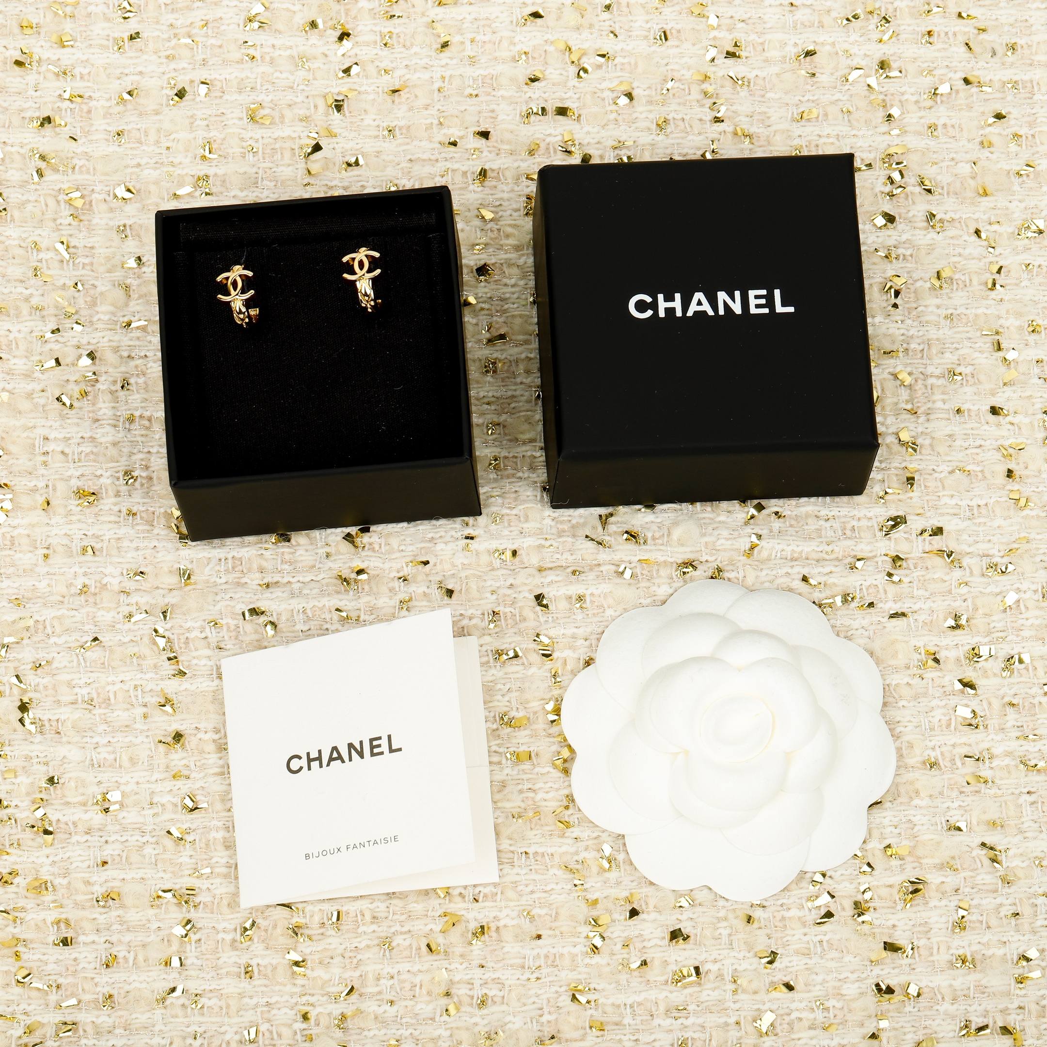 Chanel 香 coco菱格精雕半圈双C字母耳环26P最新款 现huo 哇哇 太美啦 修饰脸型 金色