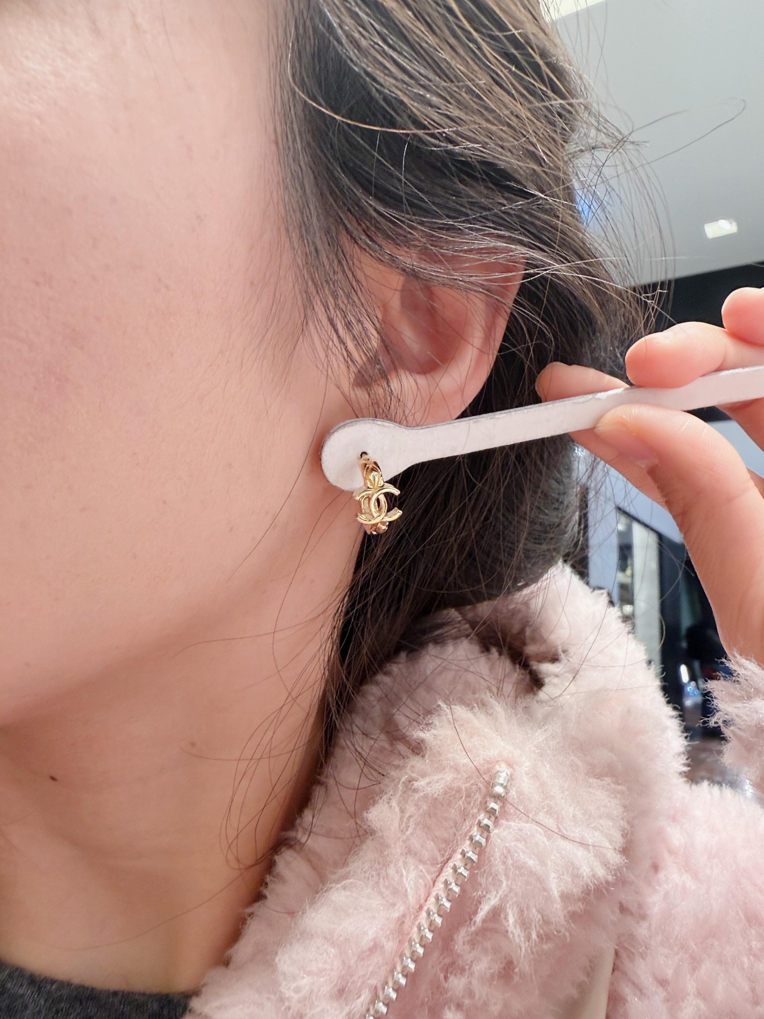 Chanel 香 coco菱格精雕半圈双C字母耳环26P最新款 现huo 哇哇 太美啦 修饰脸型 金色