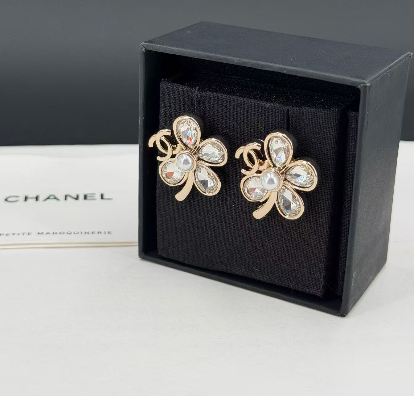 Chanel 香施华洛四叶草双c字母耳钉重磅推荐 这么 的饰品耳环谁能忍得住 万年 款