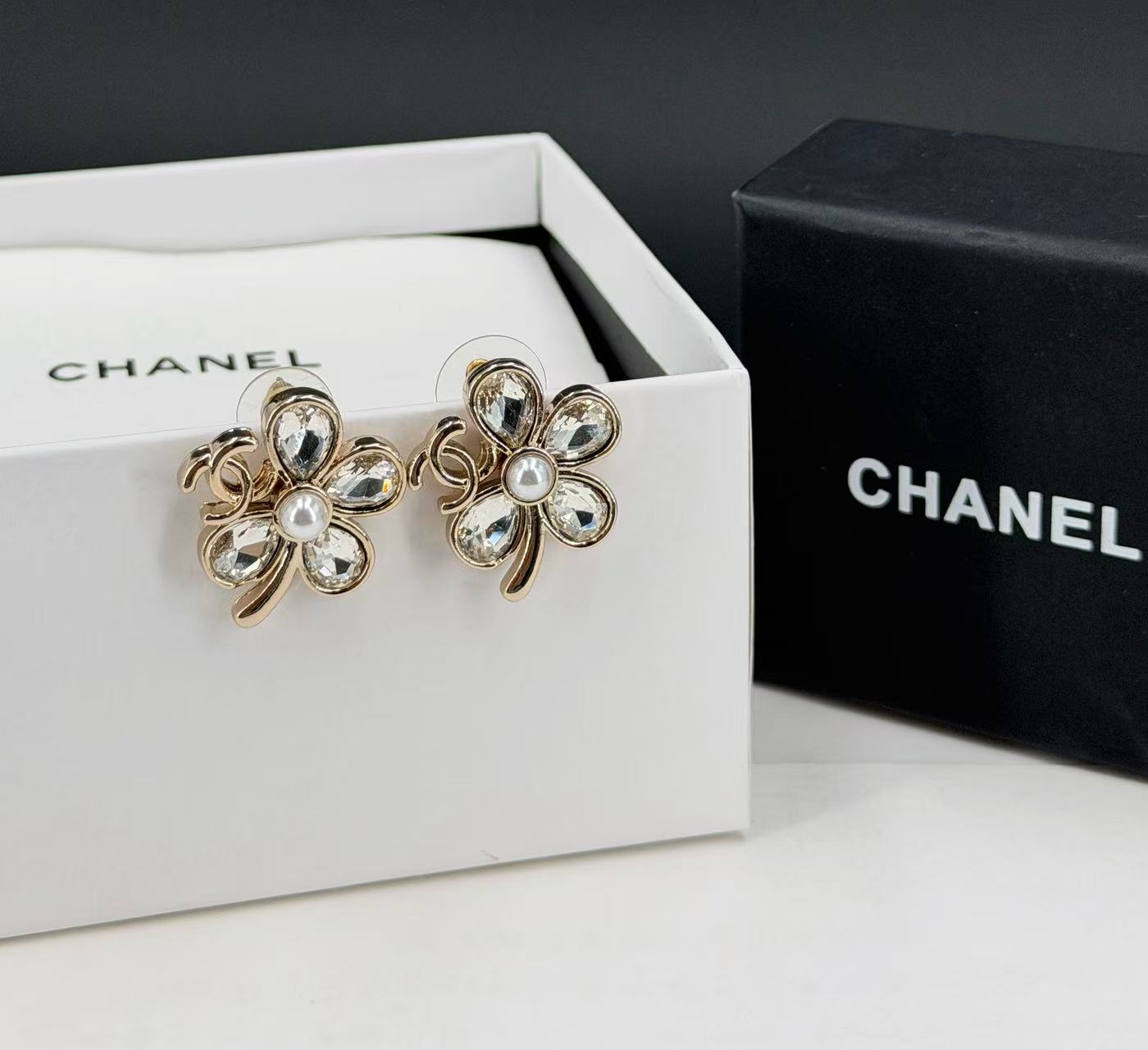 Chanel 香施华洛四叶草双c字母耳钉重磅推荐 这么 的饰品耳环谁能忍得住 万年 款