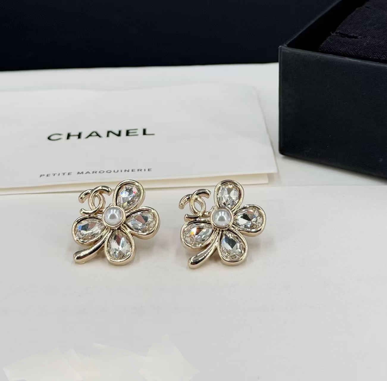 Chanel 香施华洛四叶草双c字母耳钉重磅推荐 这么 的饰品耳环谁能忍得住 万年 款