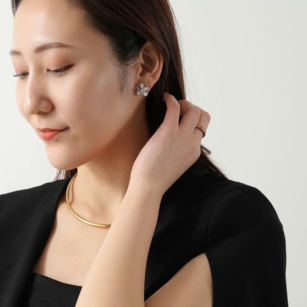 Chanel 香施华洛四叶草双c字母耳钉重磅推荐 这么 的饰品耳环谁能忍得住 万年 款