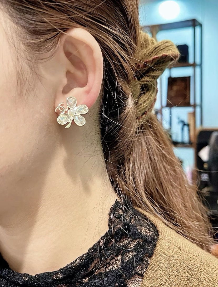 Chanel 香施华洛四叶草双c字母耳钉重磅推荐 这么 的饰品耳环谁能忍得住 万年 款