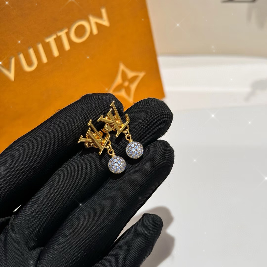 Louis Vuitton Lv 2026年新品精雕字母圆球花耳钉