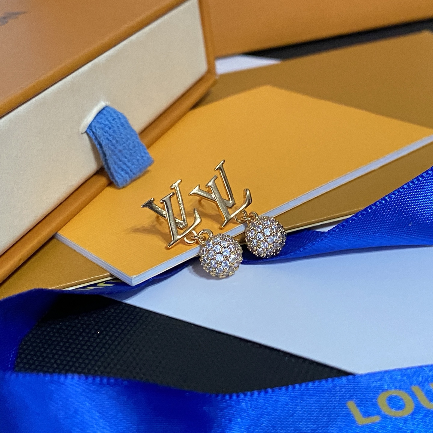 Louis Vuitton Lv 2026年新品精雕字母圆球花耳钉