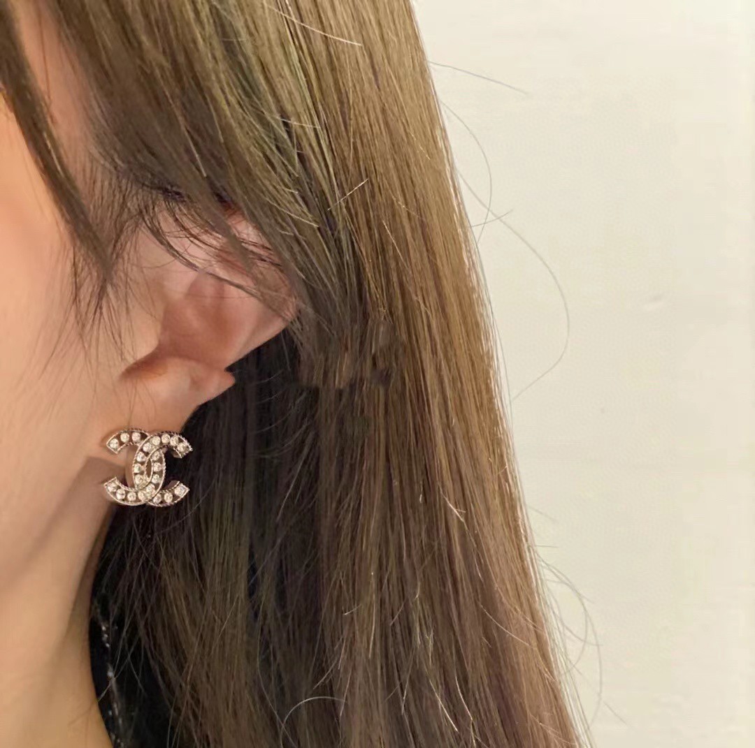 Chanel Chanel这款设计 喜欢 香奈儿的镂空施华洛晶钻字母耳钉