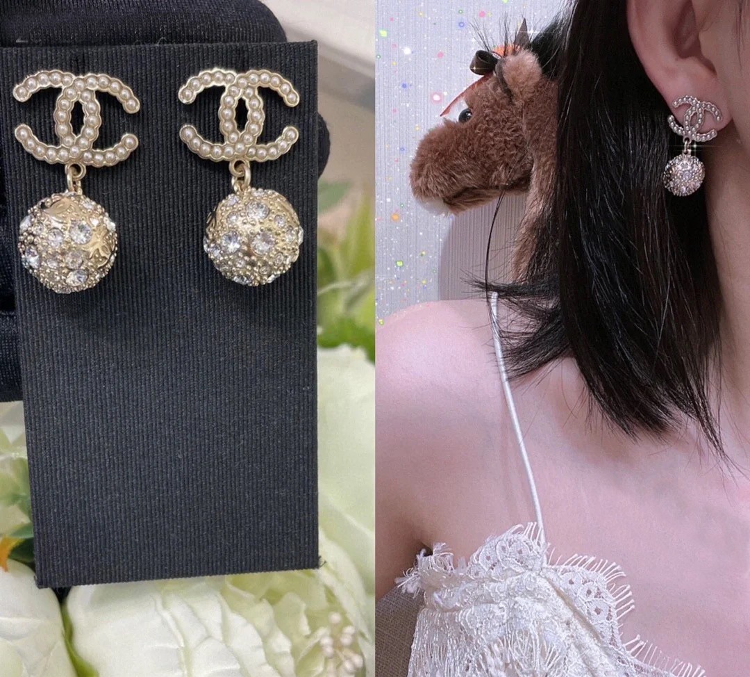 Chanel 本季必入 【Ch@nel双c圆球米粒珍珠字母耳钉】非常重工 我们一致致ZP 黄铜材质