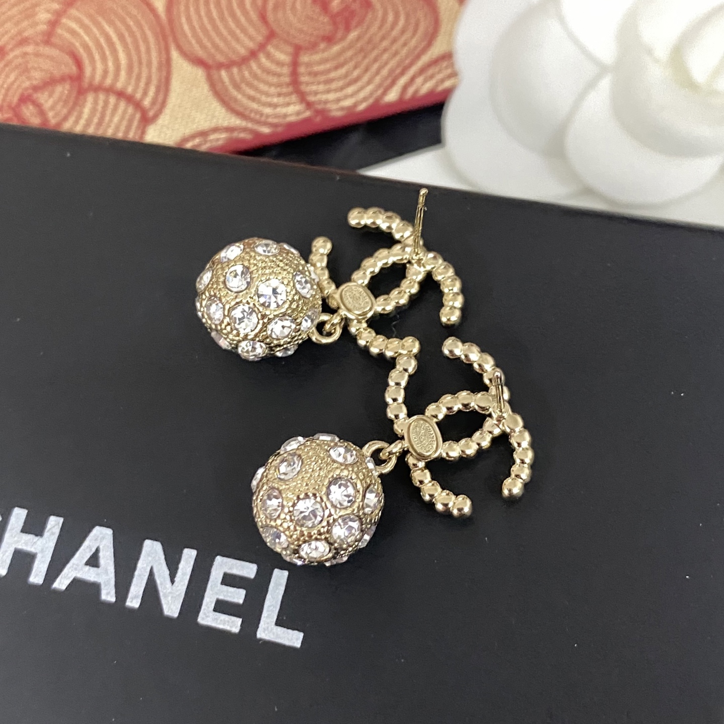 Chanel 本季必入 【Ch@nel双c圆球米粒珍珠字母耳钉】非常重工 我们一致致ZP 黄铜材质