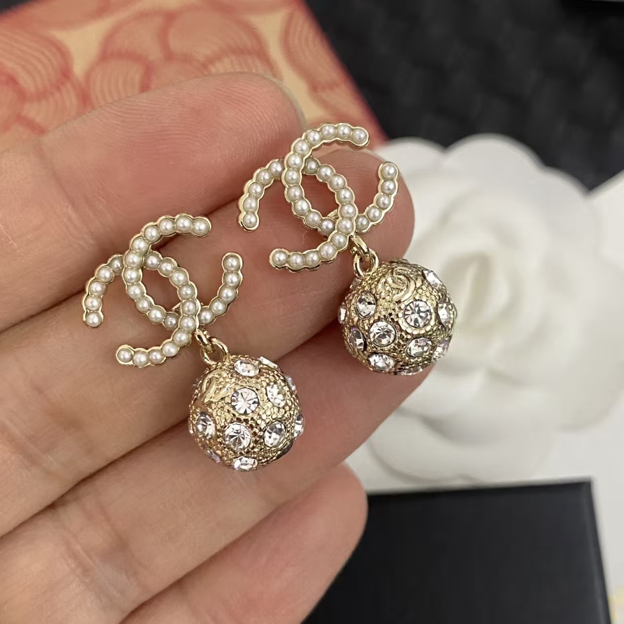 Chanel 本季必入 【Ch@nel双c圆球米粒珍珠字母耳钉】非常重工 我们一致致ZP 黄铜材质