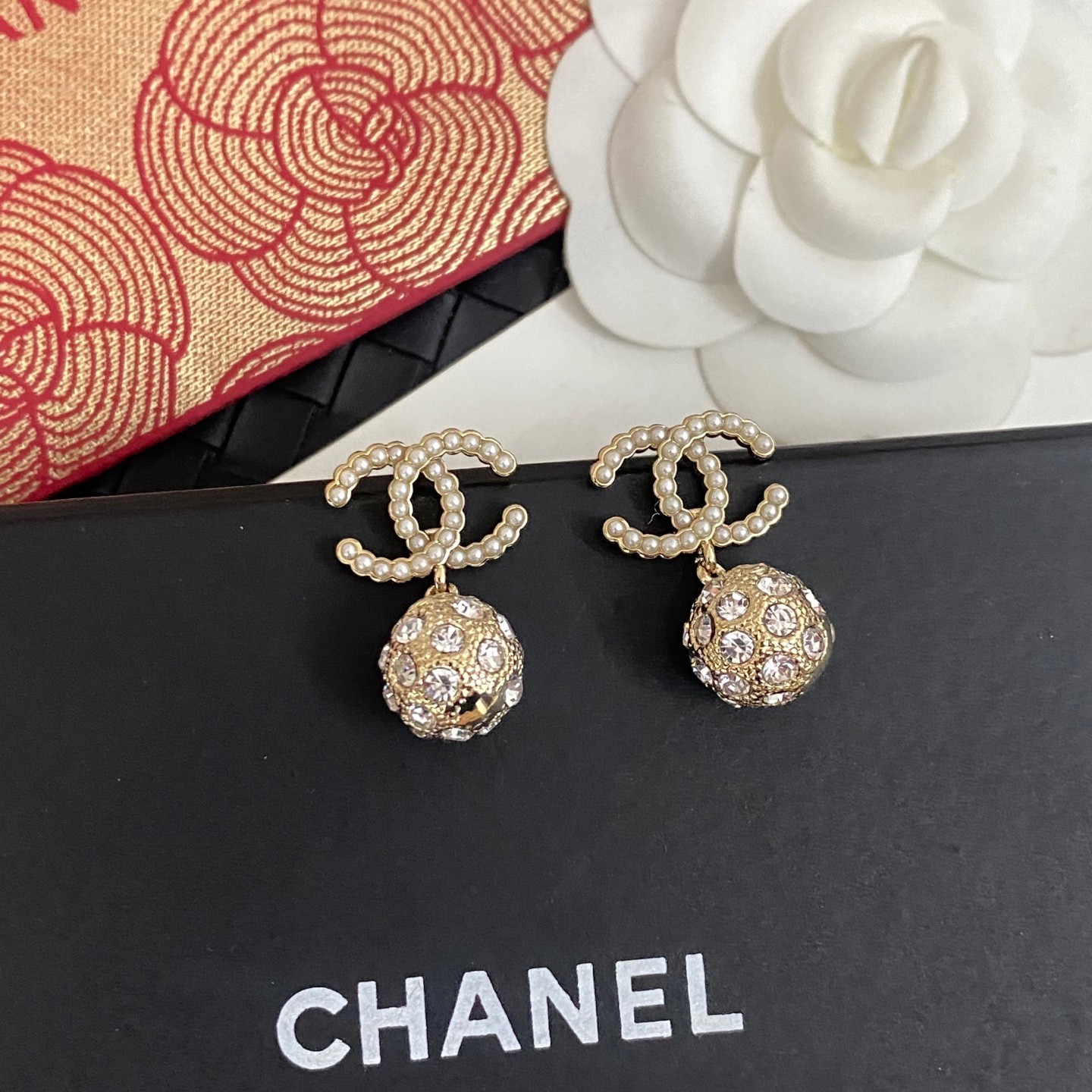 Chanel 本季必入 【Ch@nel双c圆球米粒珍珠字母耳钉】非常重工 我们一致致ZP 黄铜材质