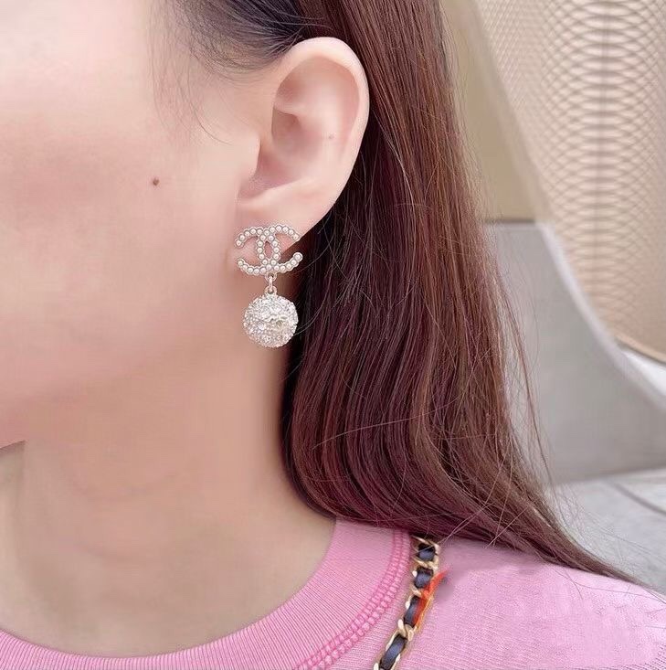 Chanel 本季必入 【Ch@nel双c圆球米粒珍珠字母耳钉】非常重工 我们一致致ZP 黄铜材质