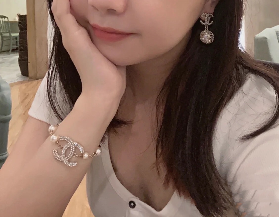 Chanel 本季必入 【Ch@nel双c圆球米粒珍珠字母耳钉】非常重工 我们一致致ZP 黄铜材质