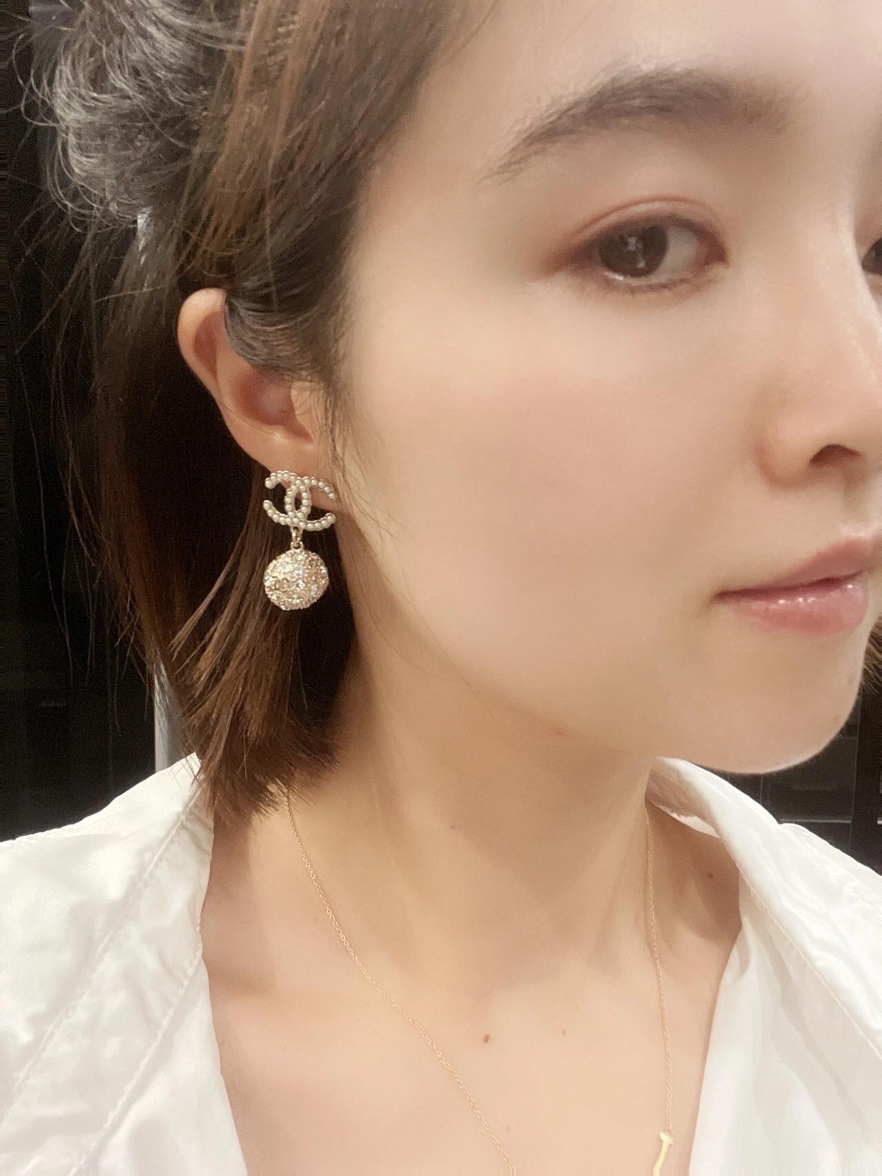 Chanel 本季必入 【Ch@nel双c圆球米粒珍珠字母耳钉】非常重工 我们一致致ZP 黄铜材质