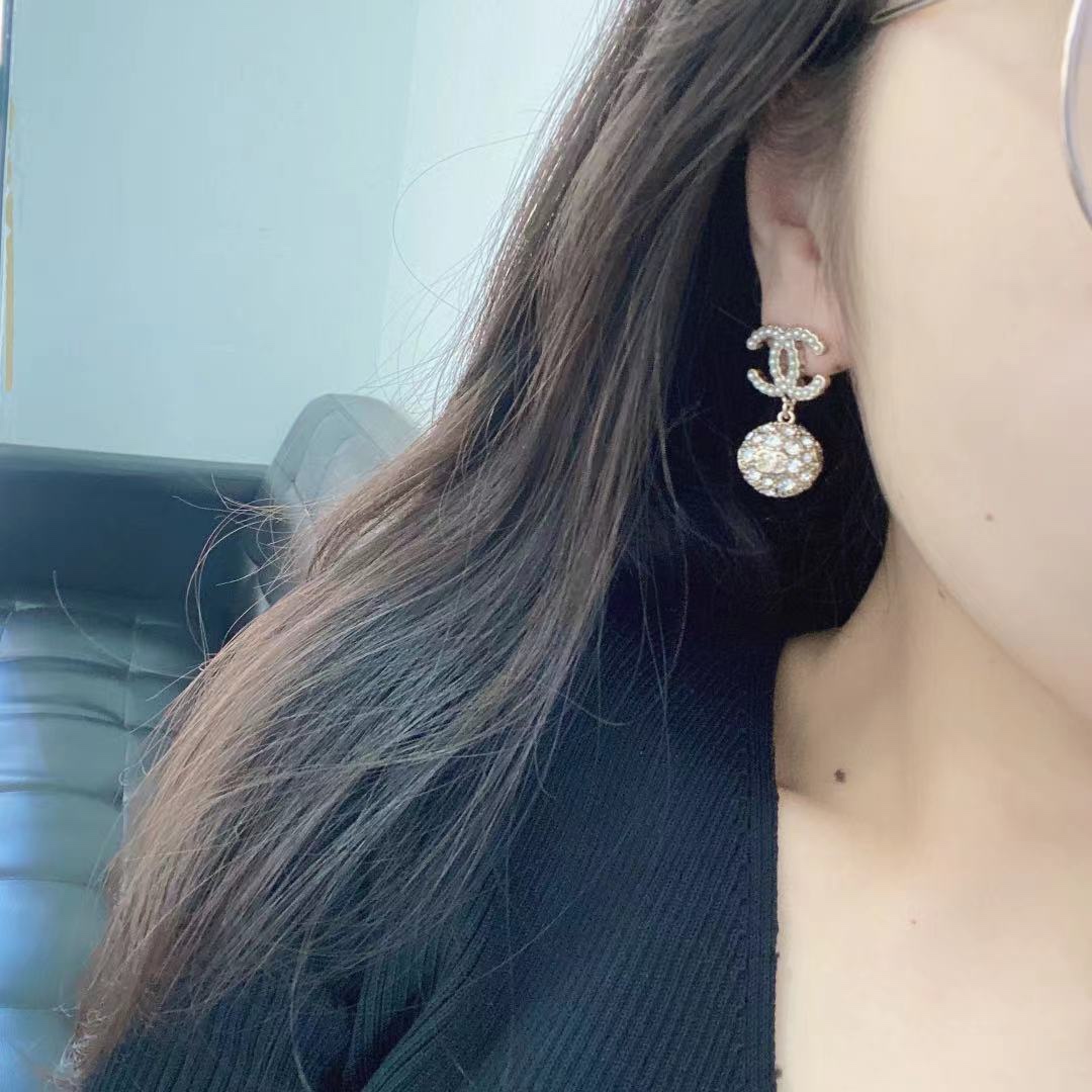 Chanel 本季必入 【Ch@nel双c圆球米粒珍珠字母耳钉】非常重工 我们一致致ZP 黄铜材质