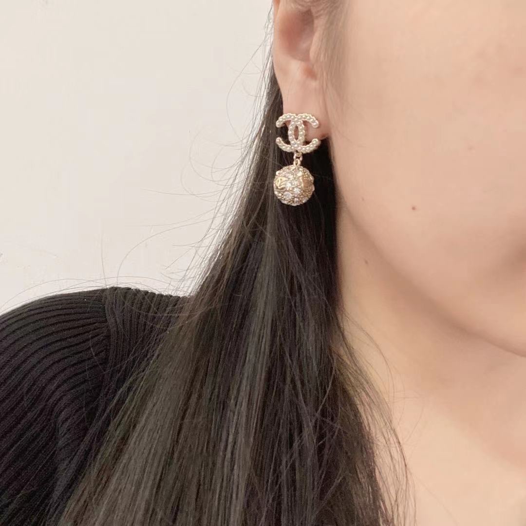 Chanel 本季必入 【Ch@nel双c圆球米粒珍珠字母耳钉】非常重工 我们一致致ZP 黄铜材质