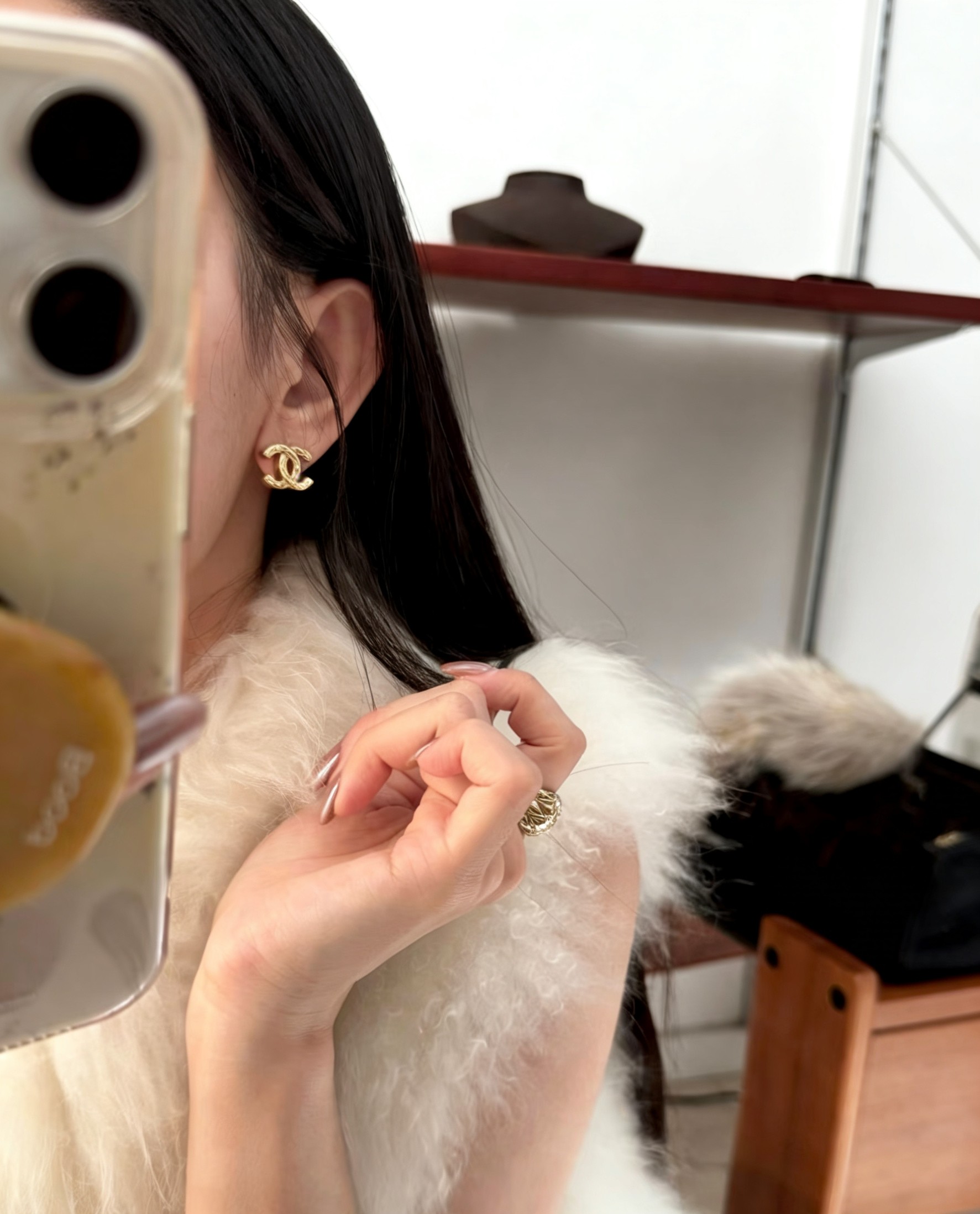 Chanel 香奈儿精雕菱格字母耳钉 爆上新