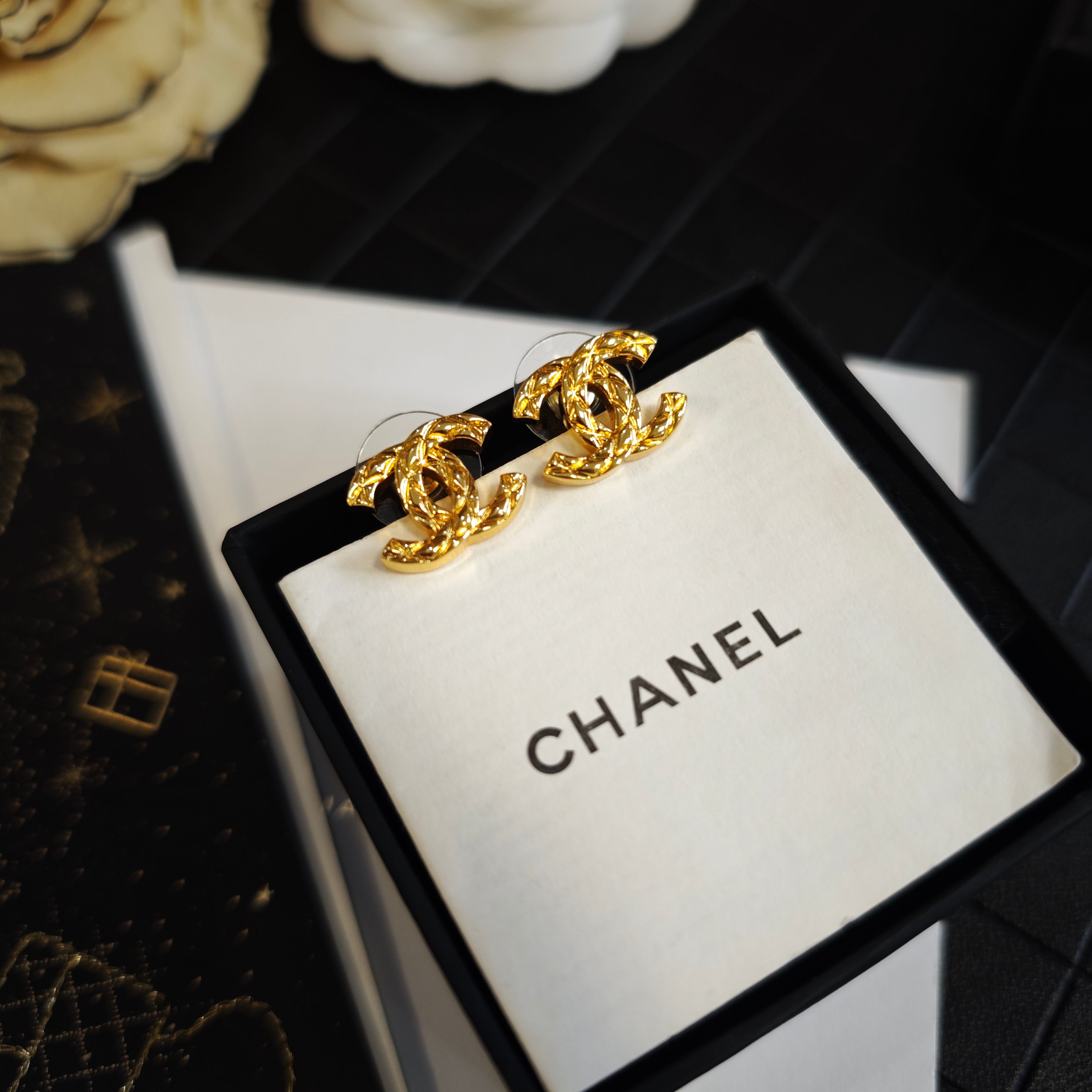 Chanel 香奈儿精雕菱格字母耳钉 爆上新