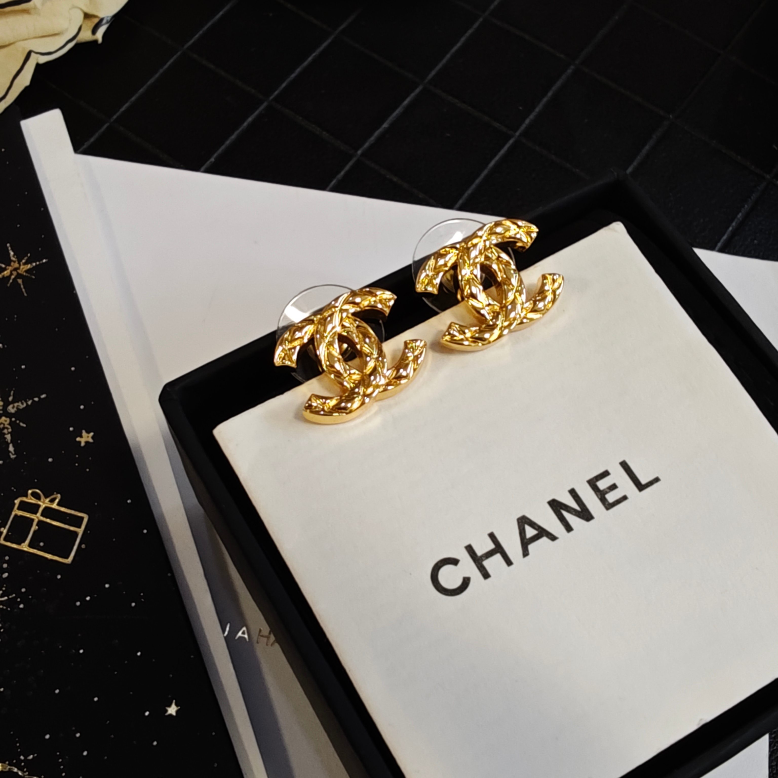 Chanel 香奈儿精雕菱格字母耳钉 爆上新