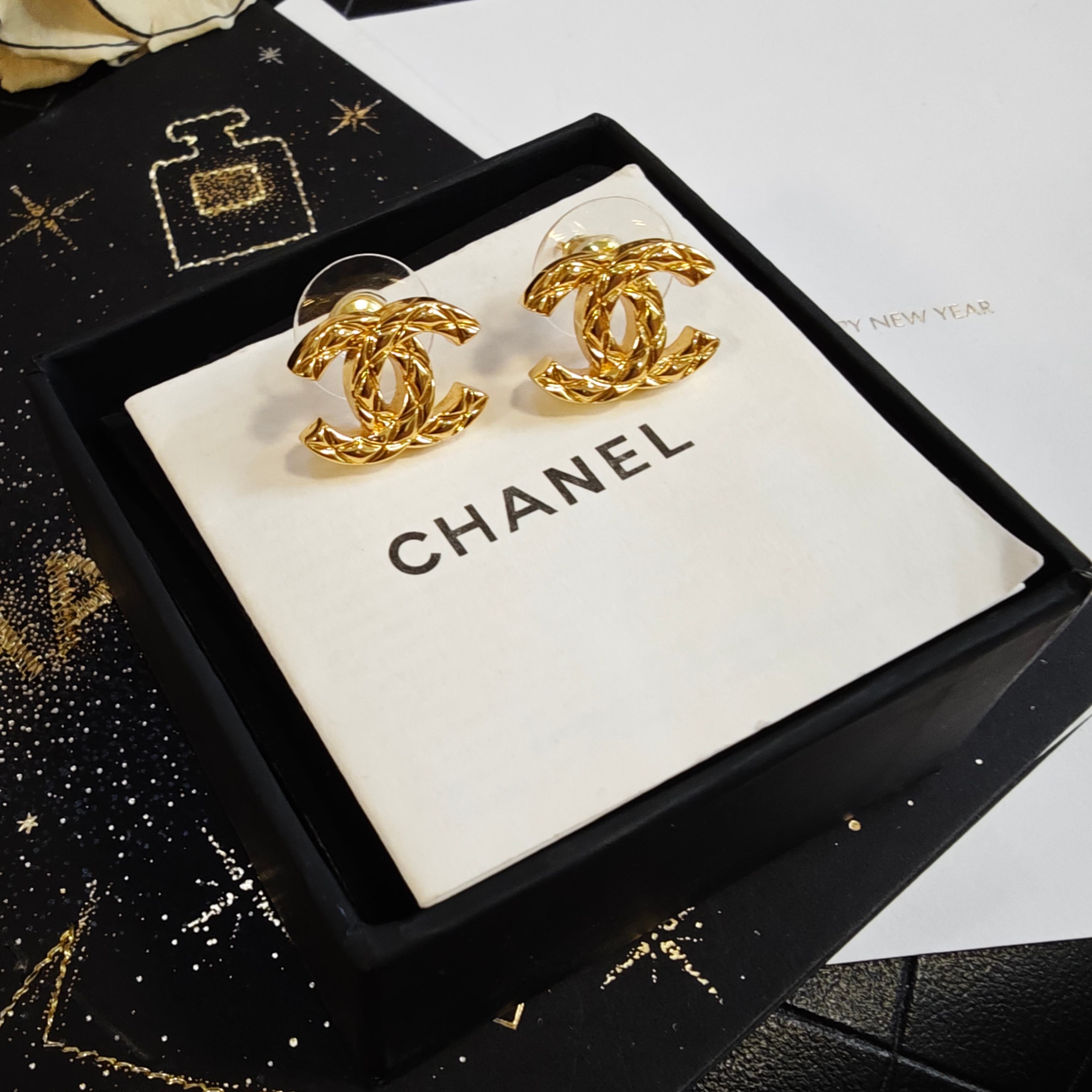 Chanel 香奈儿精雕菱格字母耳钉 爆上新