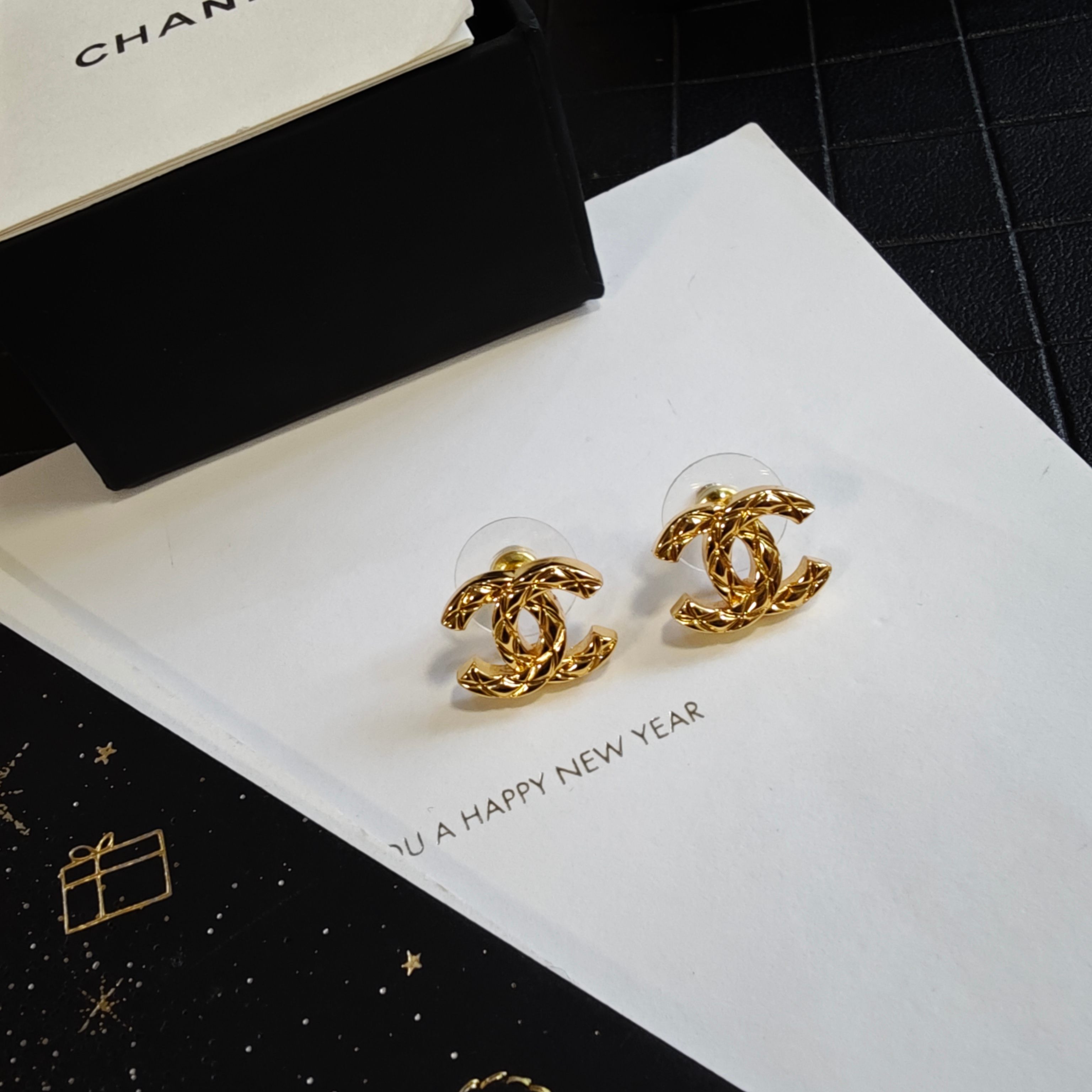 Chanel 香奈儿精雕菱格字母耳钉 爆上新