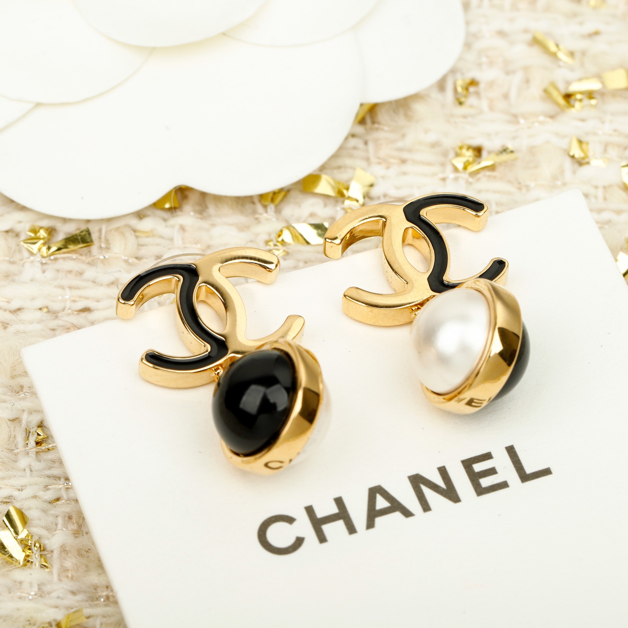 Chanel 香 黑白双色珍珠双C水滴字母耳钉26P春夏最新款系列 vintage系列 越看越