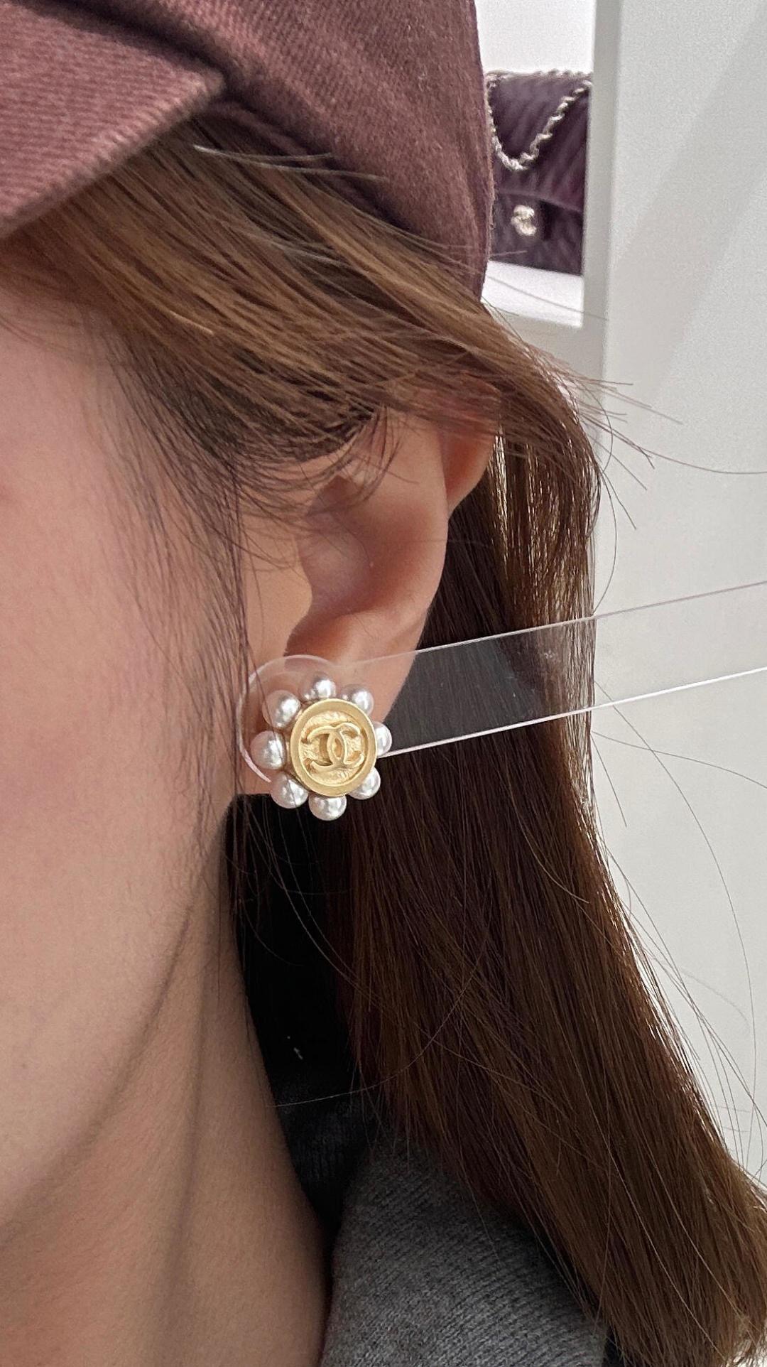 Chanel CH@NEL杠铃珠太阳花双C耳钉26P春夏最新款系列 vintage系列 越看越