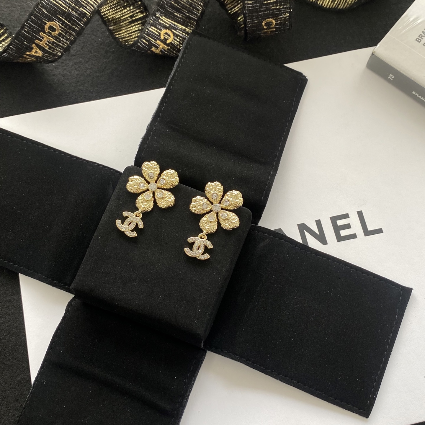 Chanel 新品分享Chanel 26c新款金色鎏金熔岩花朵双c珍珠水晶钻耳钉