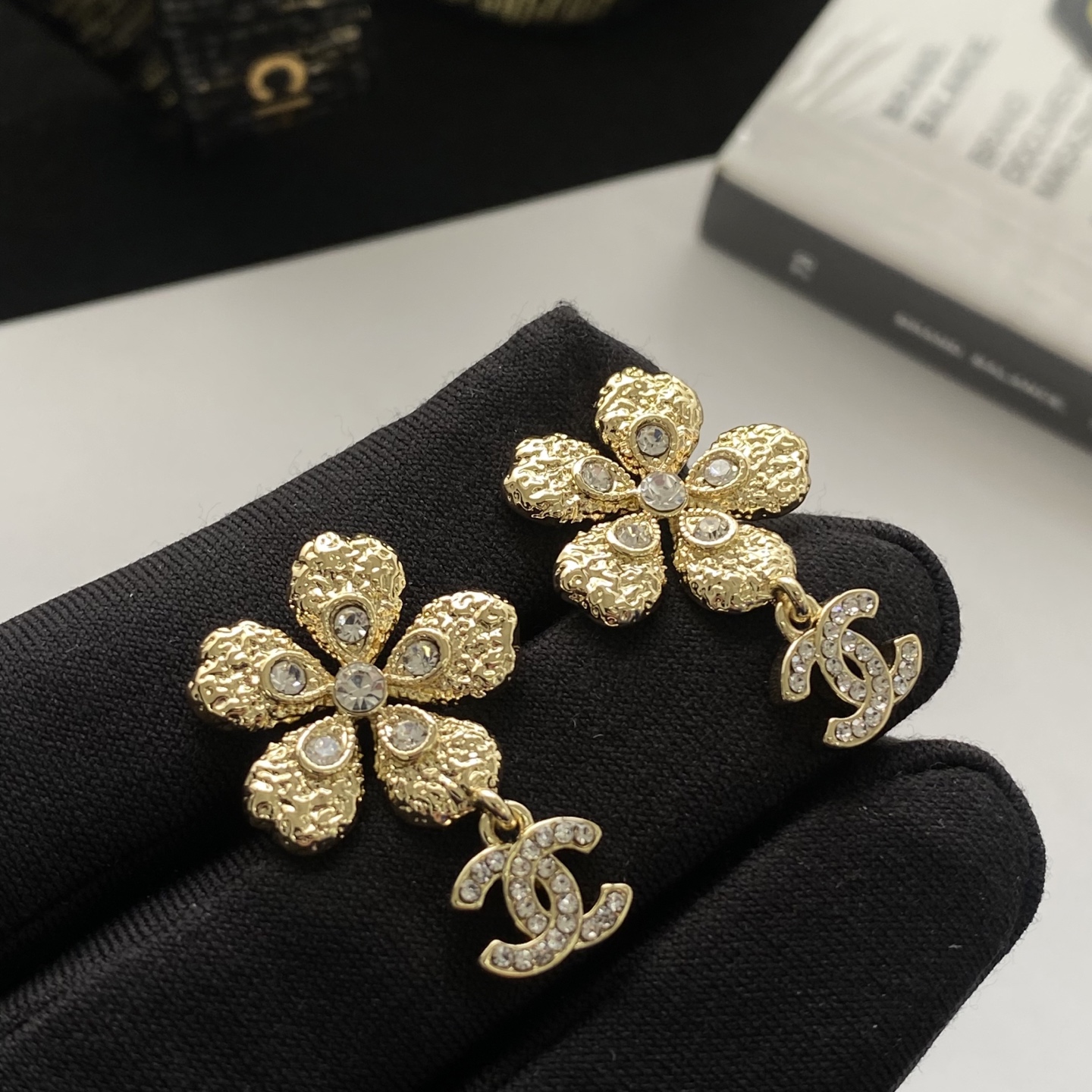 Chanel 新品分享Chanel 26c新款金色鎏金熔岩花朵双c珍珠水晶钻耳钉