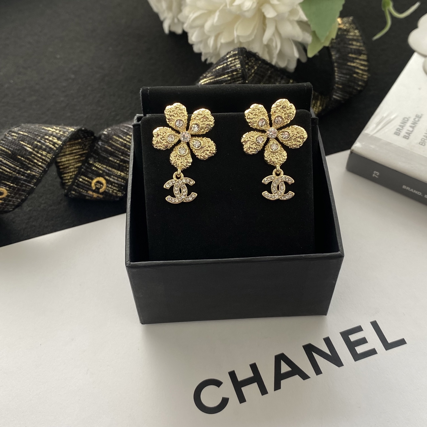 Chanel 新品分享Chanel 26c新款金色鎏金熔岩花朵双c珍珠水晶钻耳钉