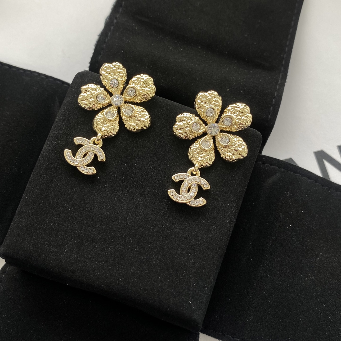 Chanel 新品分享Chanel 26c新款金色鎏金熔岩花朵双c珍珠水晶钻耳钉