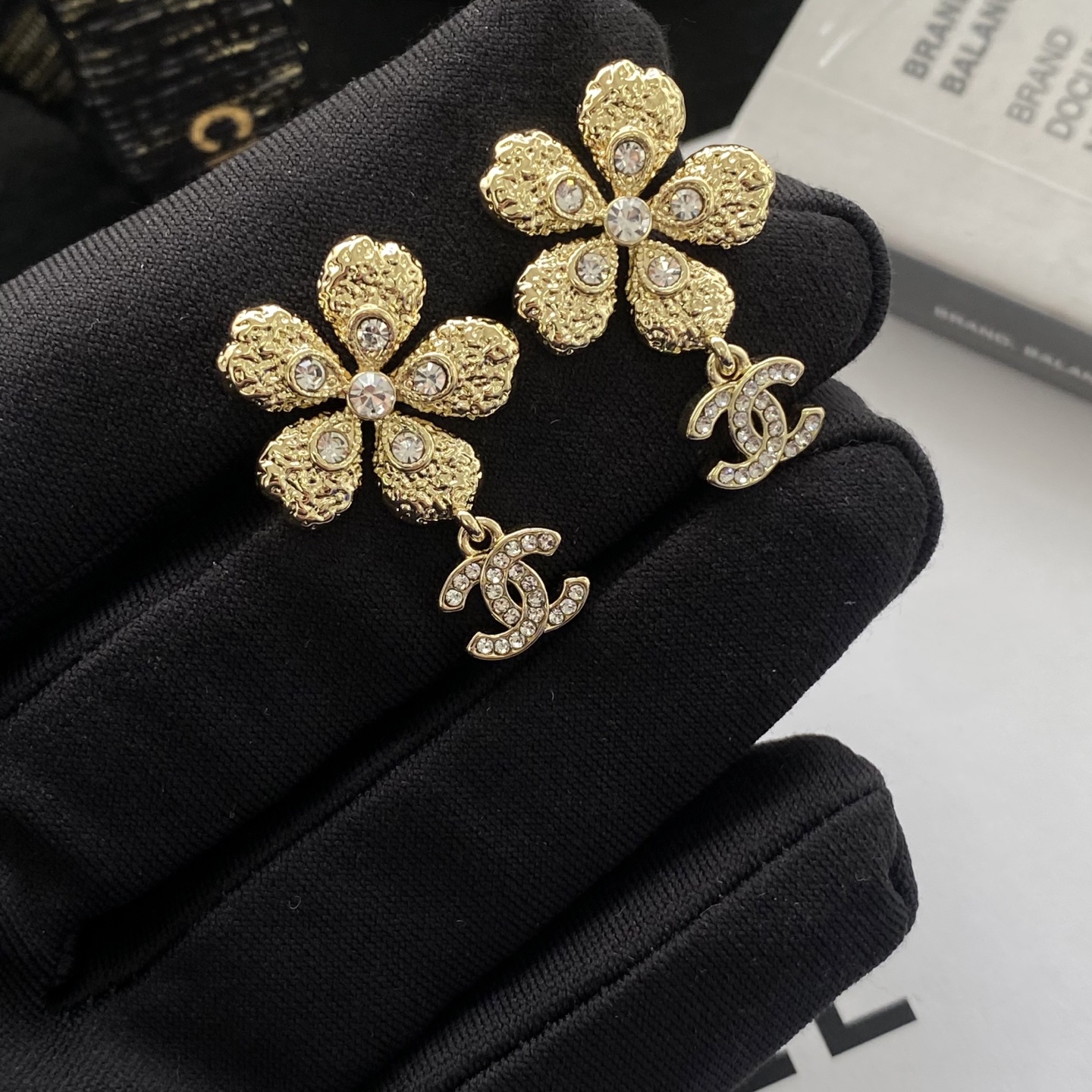 Chanel 新品分享Chanel 26c新款金色鎏金熔岩花朵双c珍珠水晶钻耳钉