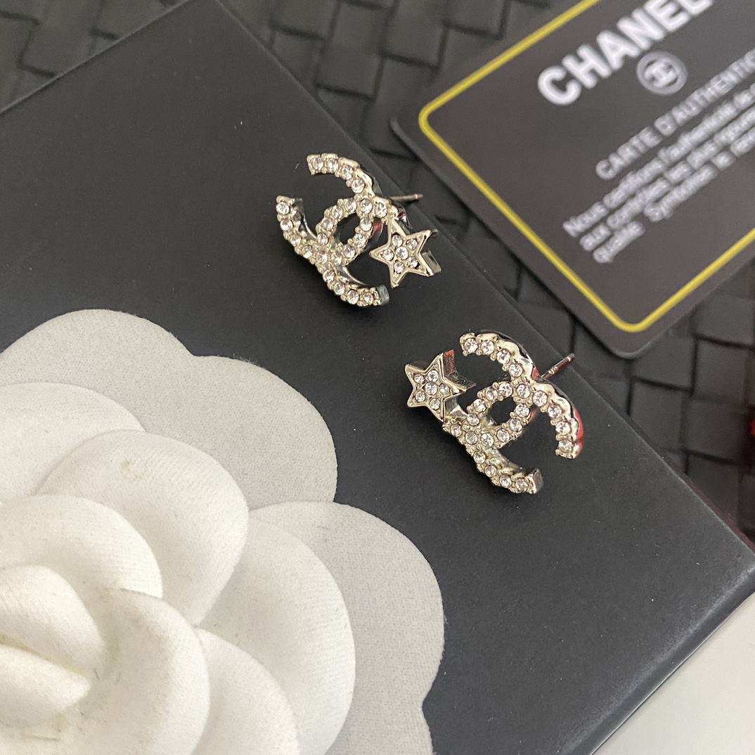 Chanel 香不对称五角星双c字母耳钉重磅推荐 万年 款 这一季的设计 真的要给一万个