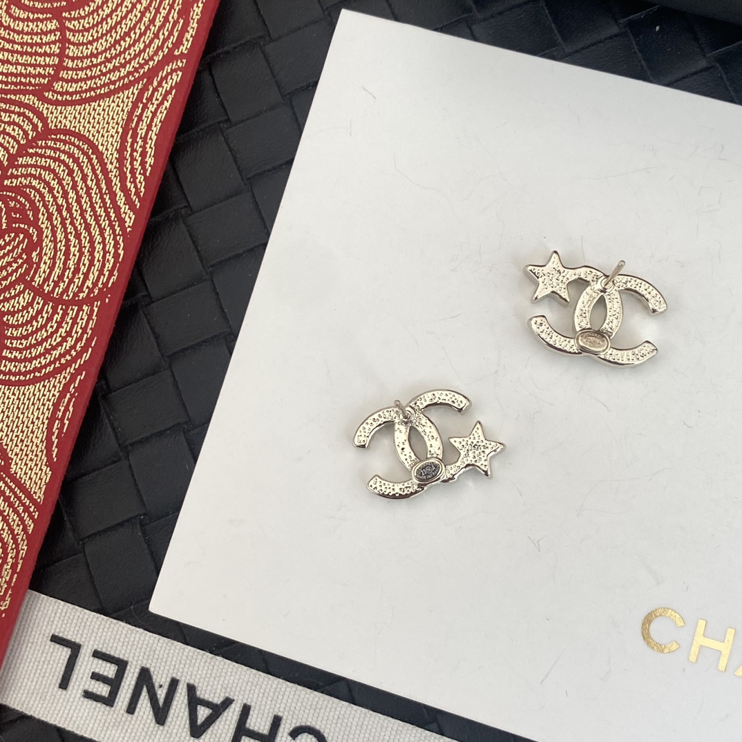 Chanel 香不对称五角星双c字母耳钉重磅推荐 万年 款 这一季的设计 真的要给一万个