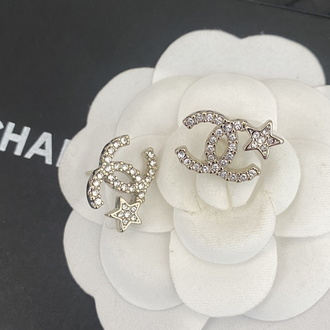 Chanel 香不对称五角星双c字母耳钉重磅推荐 万年 款 这一季的设计 真的要给一万个