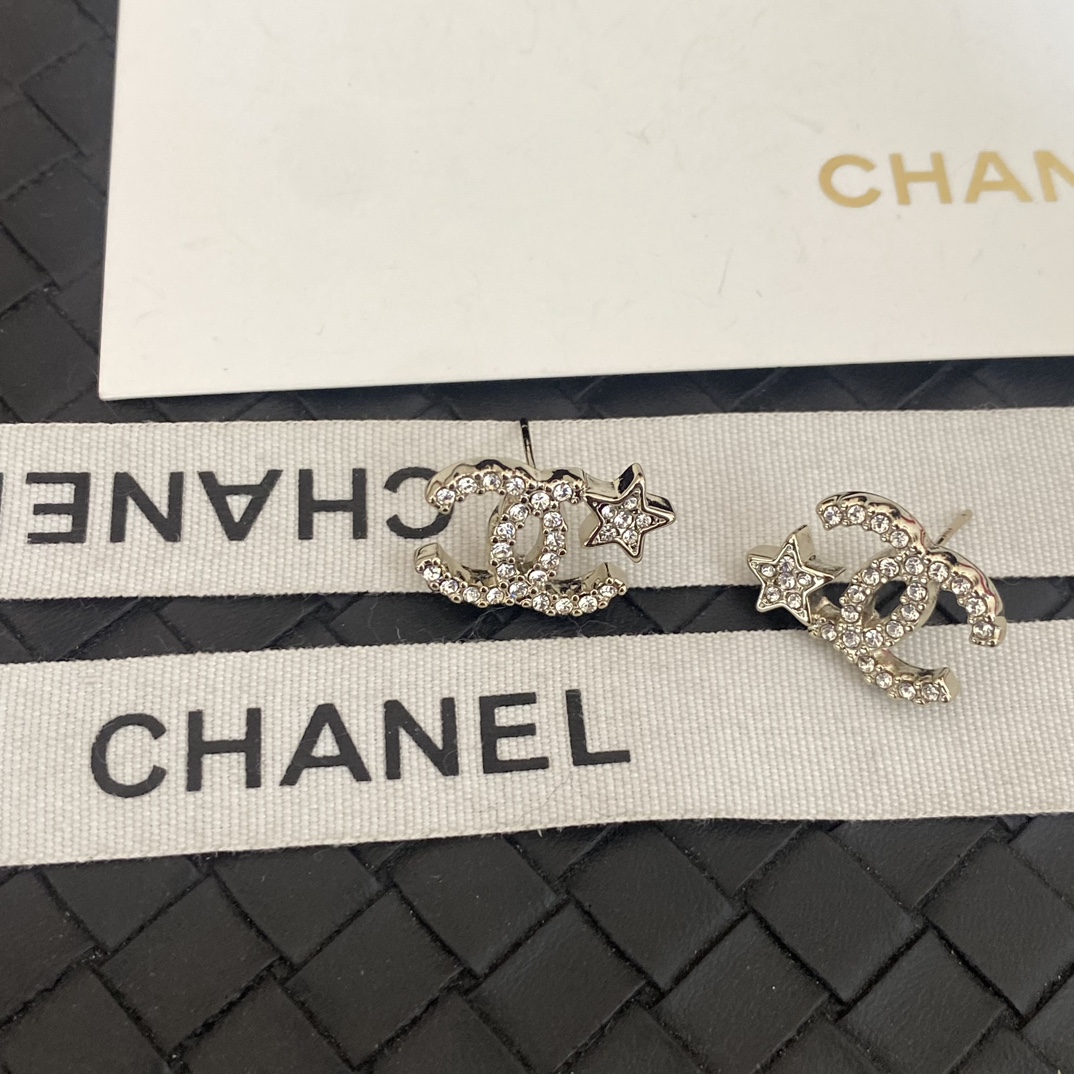 Chanel 香不对称五角星双c字母耳钉重磅推荐 万年 款 这一季的设计 真的要给一万个