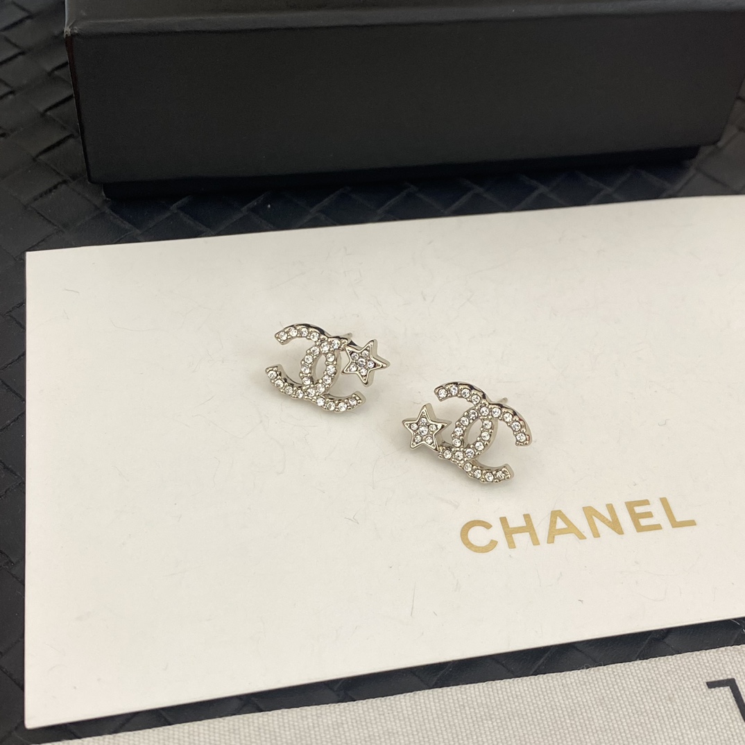 Chanel 香不对称五角星双c字母耳钉重磅推荐 万年 款 这一季的设计 真的要给一万个