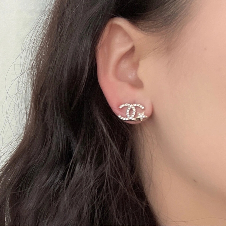 Chanel 香不对称五角星双c字母耳钉重磅推荐 万年 款 这一季的设计 真的要给一万个