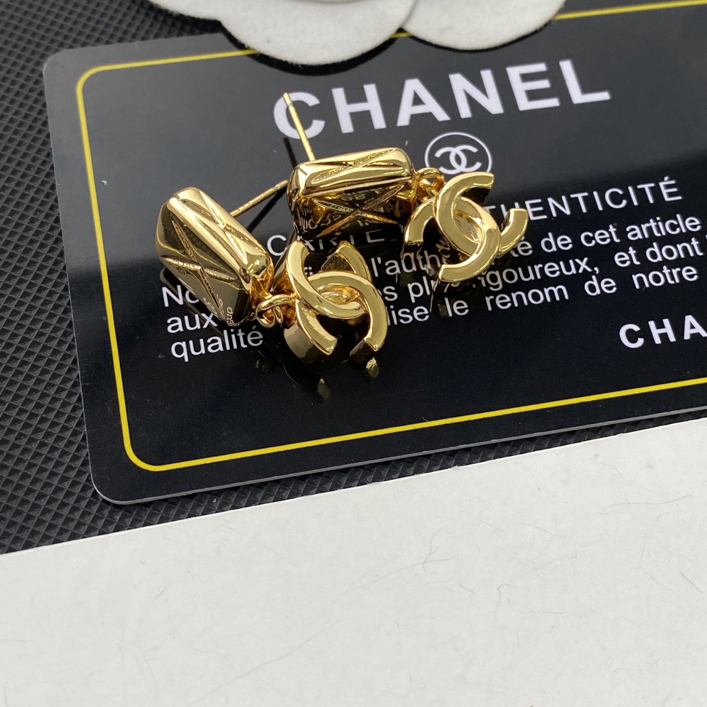 Chanel Chanel 26p新款亮金色菱格纹理双c吊坠耳环