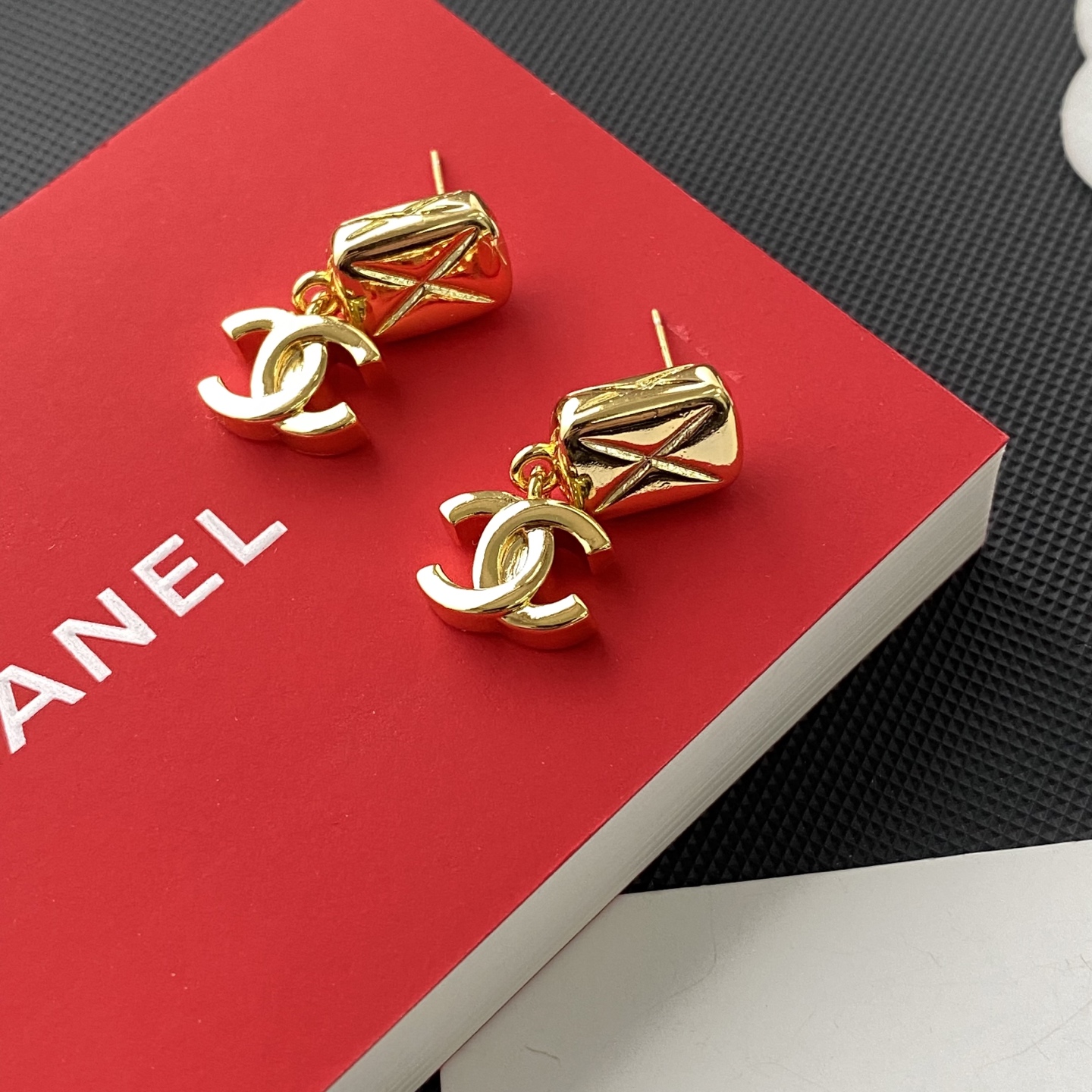 Chanel Chanel 26p新款亮金色菱格纹理双c吊坠耳环