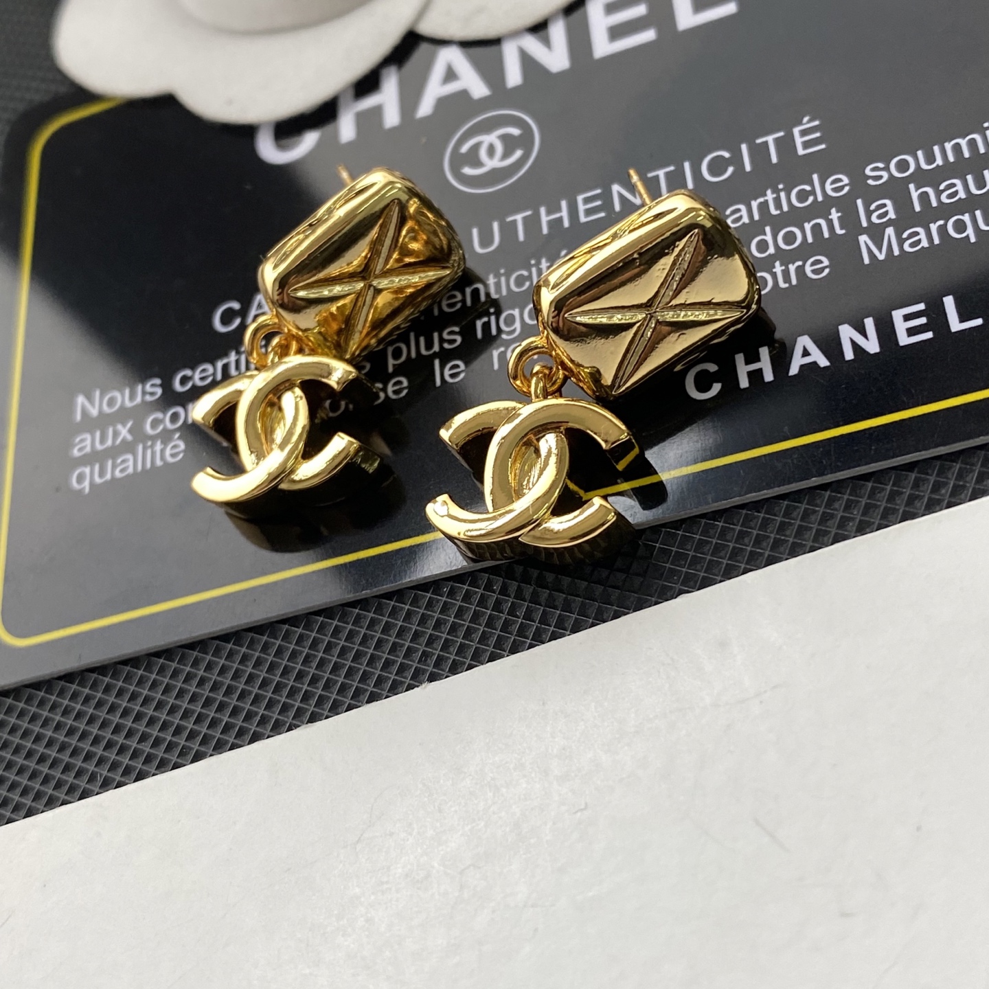 Chanel Chanel 26p新款亮金色菱格纹理双c吊坠耳环