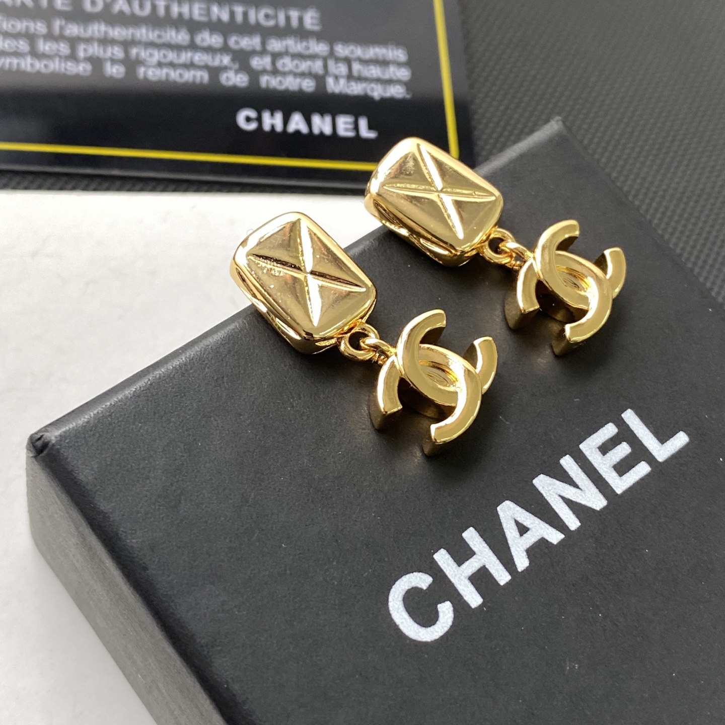 Chanel Chanel 26p新款亮金色菱格纹理双c吊坠耳环