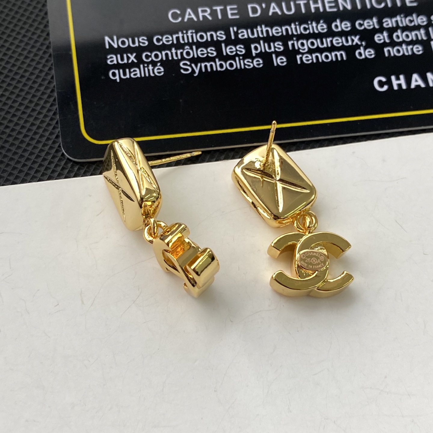 Chanel Chanel 26p新款亮金色菱格纹理双c吊坠耳环