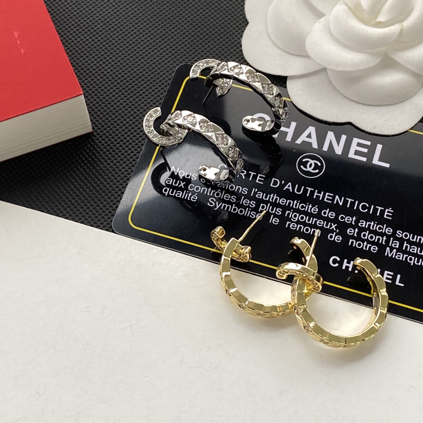 Chanel 精工高版 CHANE*小香 coco菱格双C晶钻圆环耳钉 款