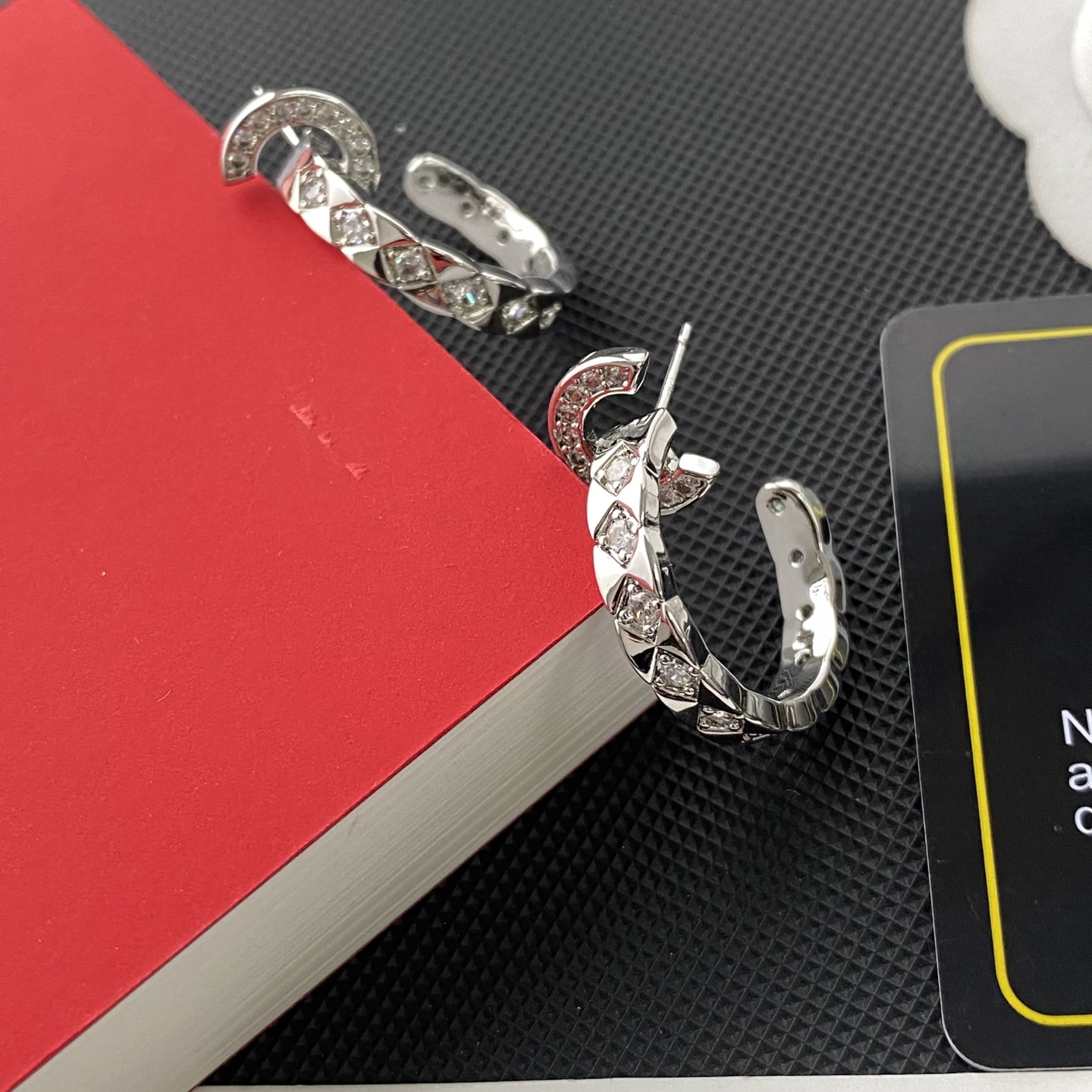 Chanel 精工高版 CHANE*小香 coco菱格双C晶钻圆环耳钉 款