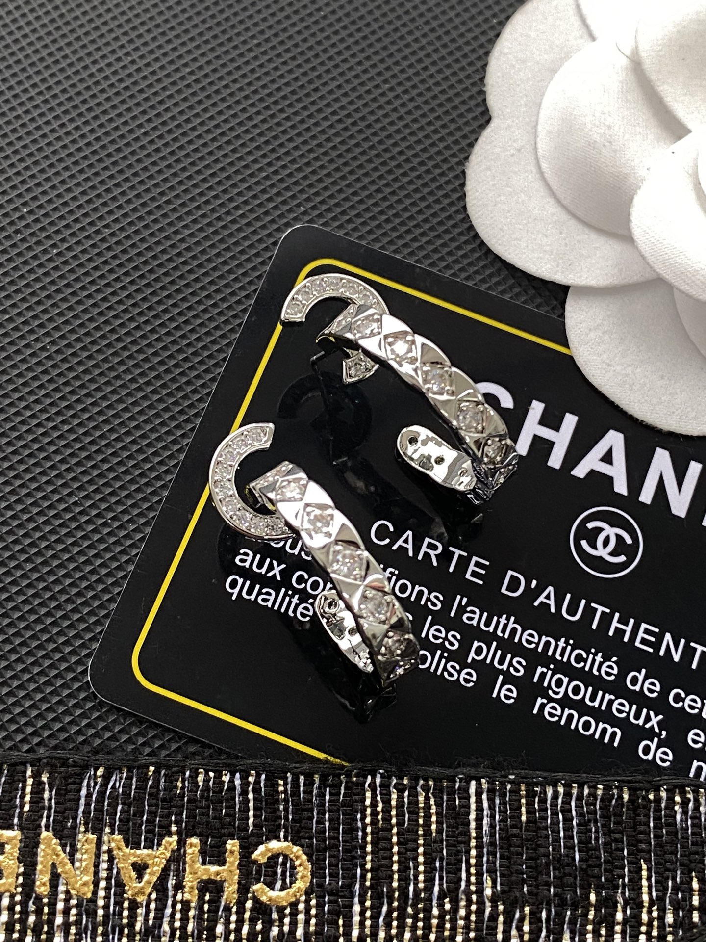 Chanel 精工高版 CHANE*小香 coco菱格双C晶钻圆环耳钉 款
