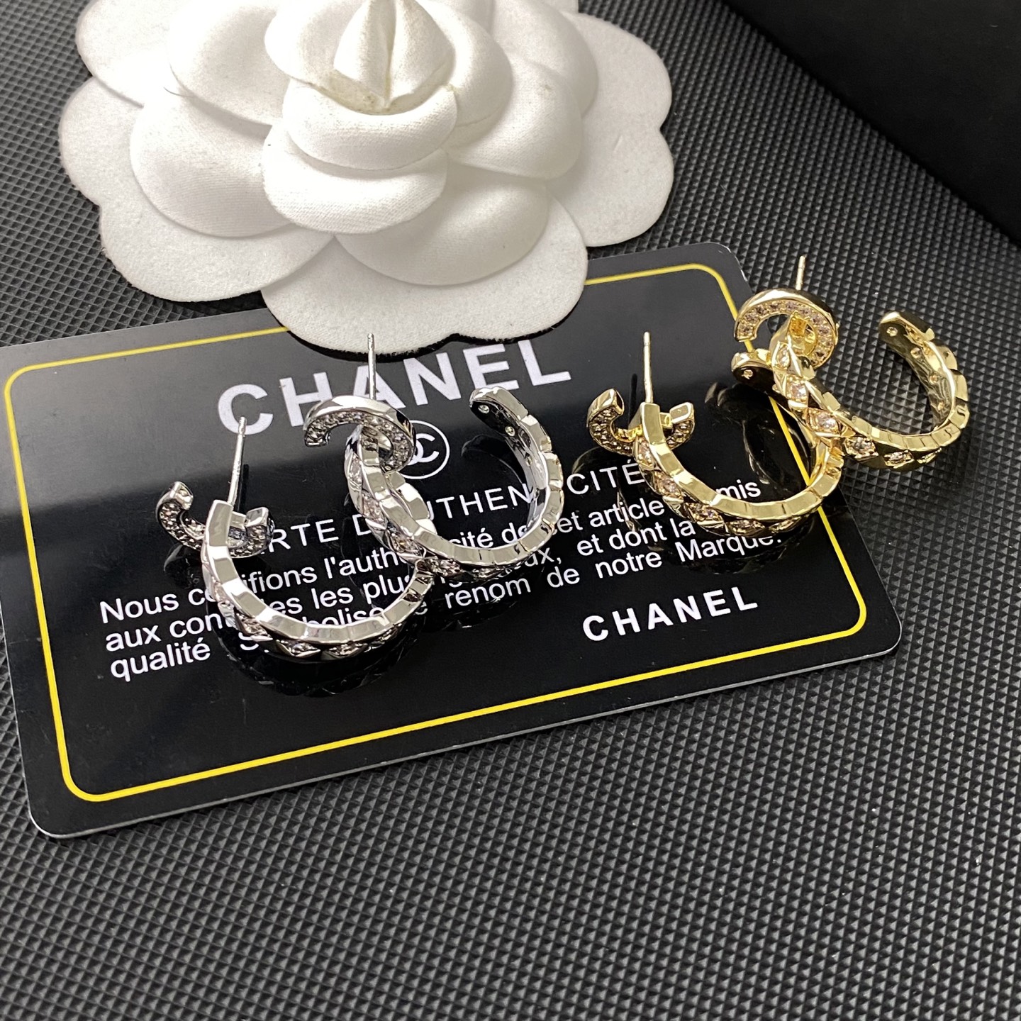 Chanel 精工高版 CHANE*小香 coco菱格双C晶钻圆环耳钉 款