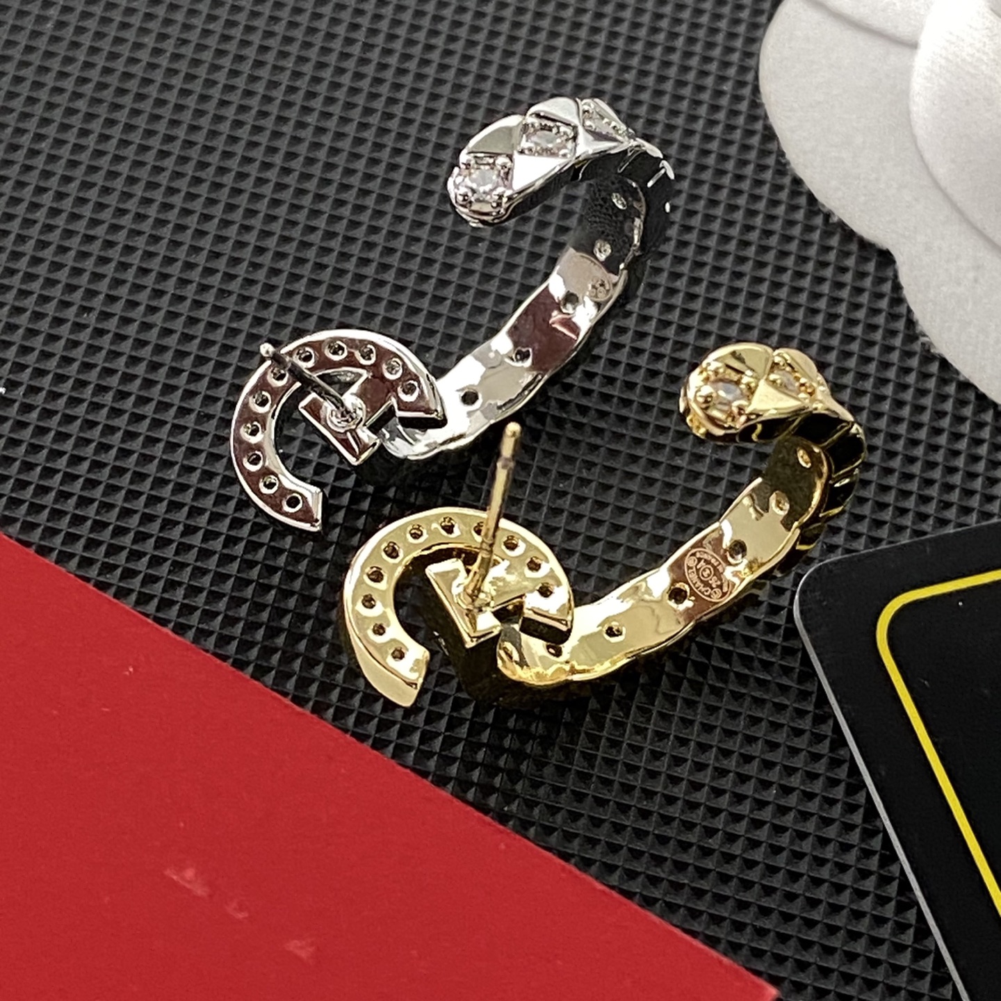 Chanel 精工高版 CHANE*小香 coco菱格双C晶钻圆环耳钉 款