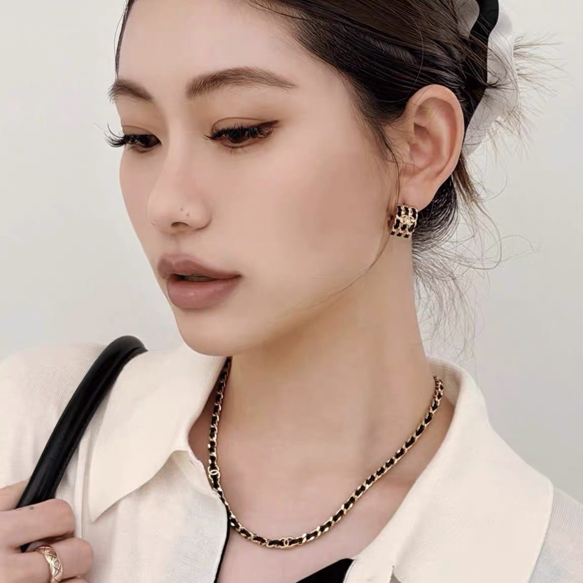 Chanel 香 黑色半圈穿皮精雕字母耳钉26P最新款 纯手工穿皮+满钻双c 五金链条纯手工抛光