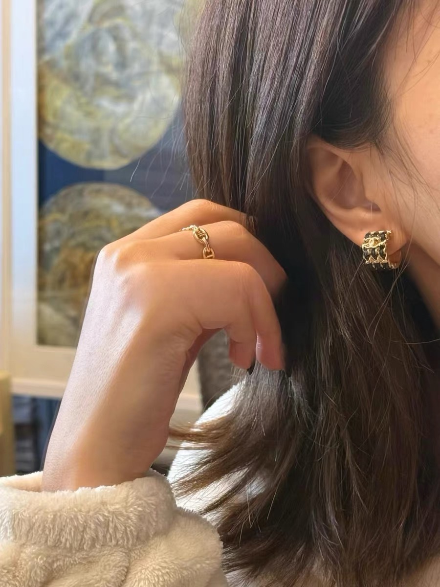 Chanel 香 黑色半圈穿皮精雕字母耳钉26P最新款 纯手工穿皮+满钻双c 五金链条纯手工抛光