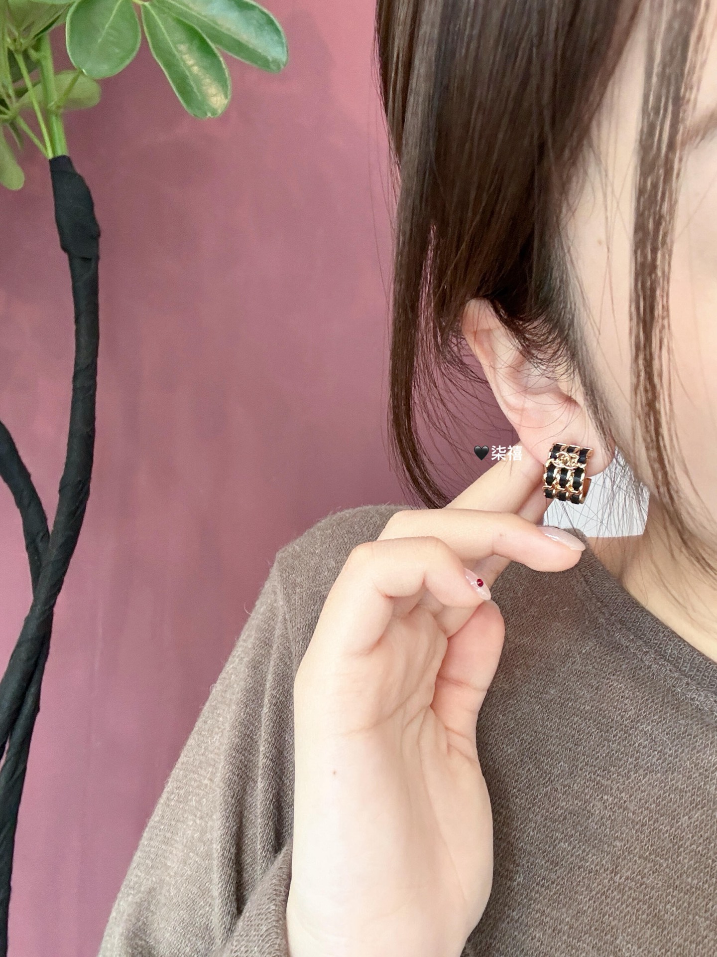 Chanel 香 黑色半圈穿皮精雕字母耳钉26P最新款 纯手工穿皮+满钻双c 五金链条纯手工抛光